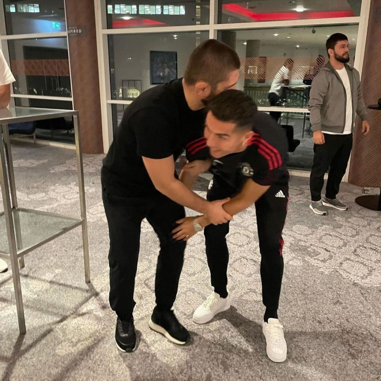 'Înfruntarea' titanilor! Super-imagini cu Khabib Nurmagomedov și Cristiano Ronaldo după meciul lui United _2