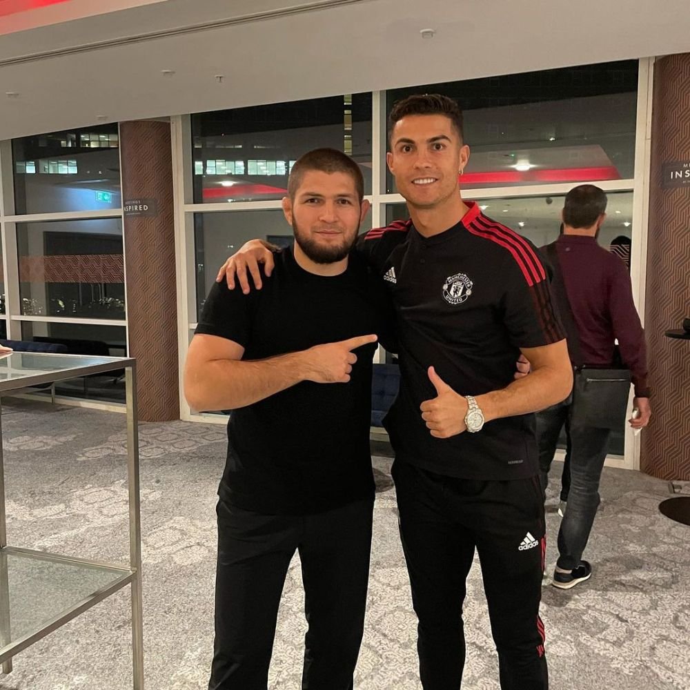 'Înfruntarea' titanilor! Super-imagini cu Khabib Nurmagomedov și Cristiano Ronaldo după meciul lui United _3