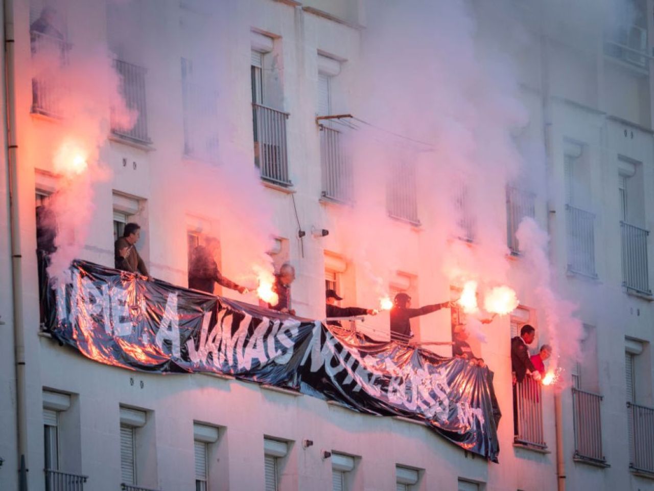 Sute de fani ai lui Marseille au acompaniat cu torțe și steaguri convoiul funerar la înmormântarea lui Bernard Tapie_6