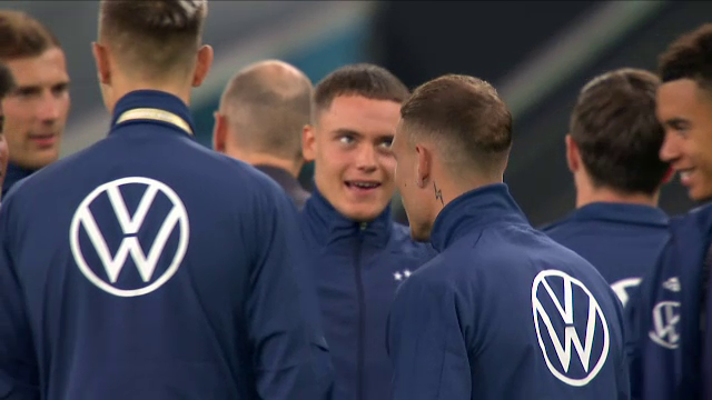Primele imagini de la Hamburg. Surpriza de care au avut parte jucătorii rom&acirc;ni la intrarea pe stadionul din Hamburg