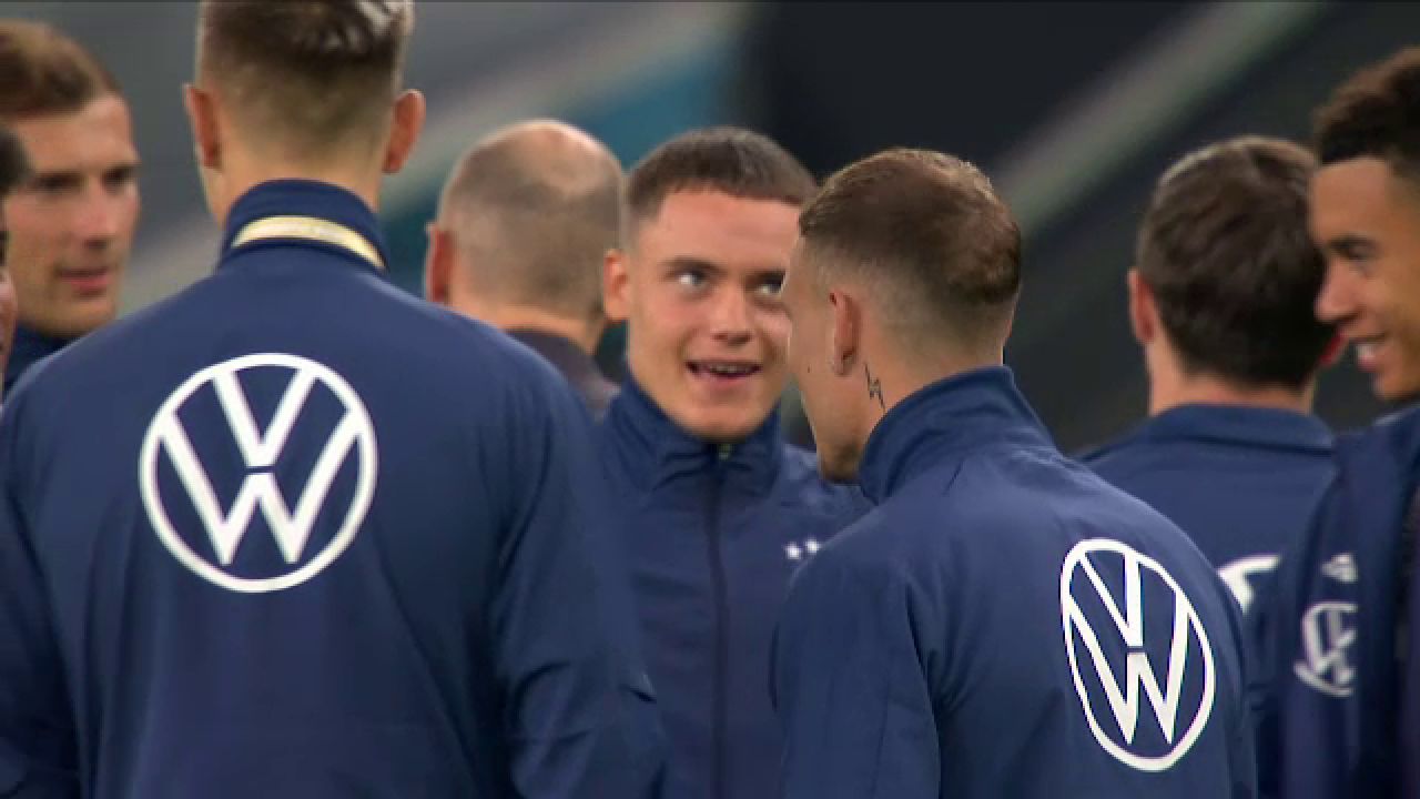 Primele imagini de la Hamburg. Surpriza de care au avut parte jucătorii români la intrarea pe stadionul din Hamburg_1