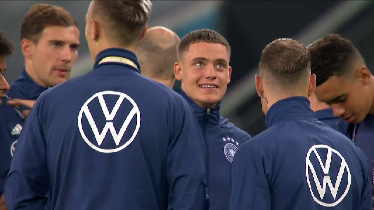 Primele imagini de la Hamburg. Surpriza de care au avut parte jucătorii români la intrarea pe stadionul din Hamburg_2