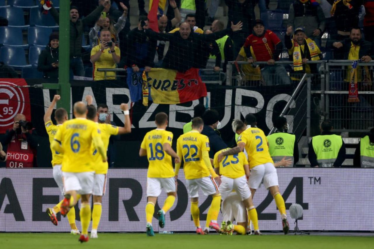 Pe urmele tatălui său! Faza impresionantă cu care Ianis Hagi a lăsat fără replică apărarea Germaniei _5