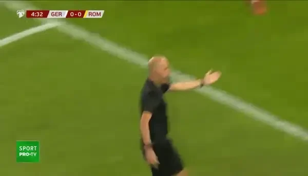 Minutul 8: Cakir a consultat arbitrajul video și a anulat lovitura de pedeapsă acordată pentru Germania.