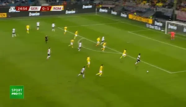 Minutul 24: Ocazie Germania! Gnabry reia o centrare în careu, din prima, dar trimite pe direcția lui Niță, care reușește să rețină.