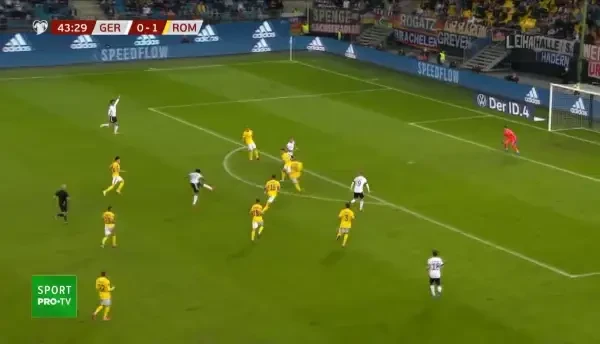 Minutul 44: Gnabry trage pe jos cu stângul, dar nu nimerește spațiul porții lui Niță.