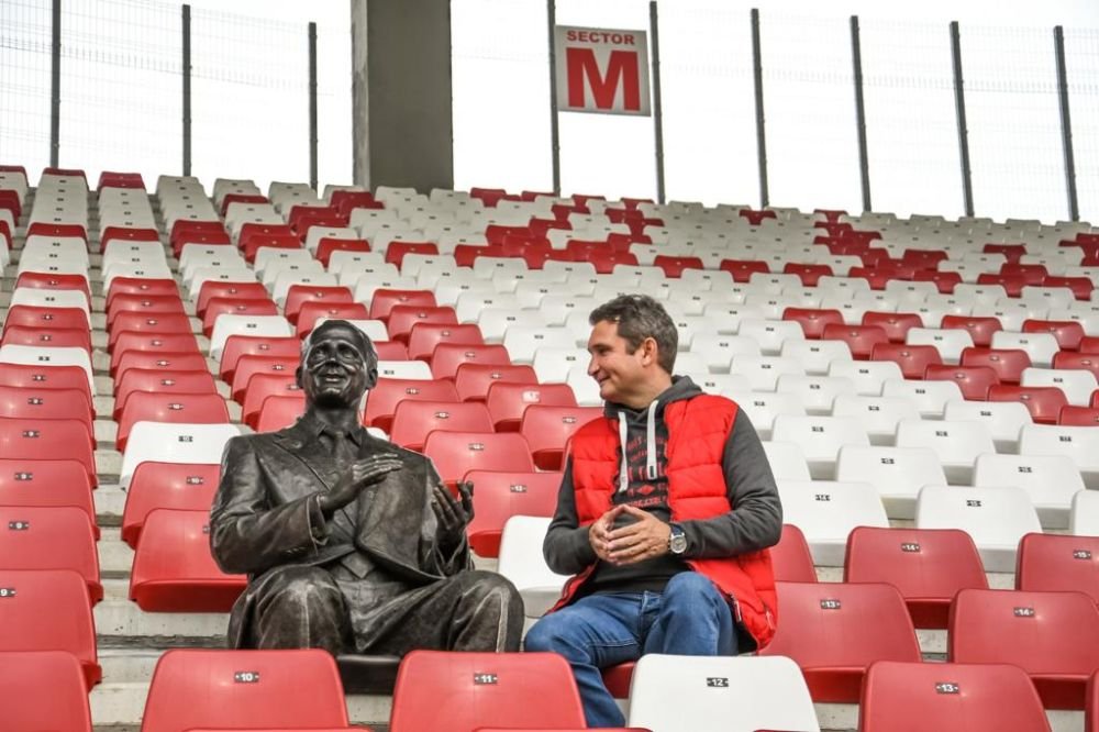 Gest superb la Arad! Francisc Neuman are o statuie în tribunele arenei_2