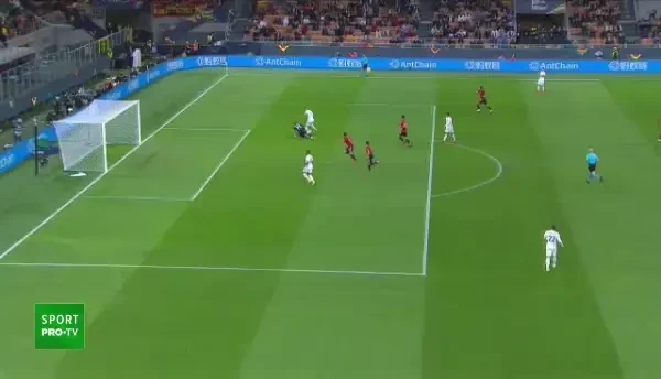 Minutul 6: Ocazie mare pentru Franța! Benzema driblează portarul, încearcă să trimită în centru, dar mingea este respinsă de Azpilicueta în corner.
