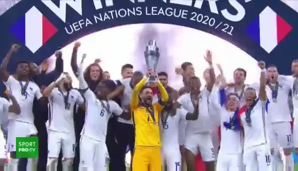 Imagini spectaculoase! Francezii au sărbătorit pe teren c&acirc;știgarea trofeului Ligii Națiunilor