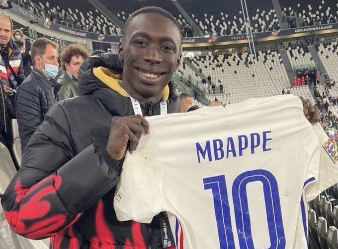 Cel mai cunoscut om al internetului i-a cucerit pe Mbappe și Pogba! Italianul Khaby Lame a primit tricourile starurilor Franței_1