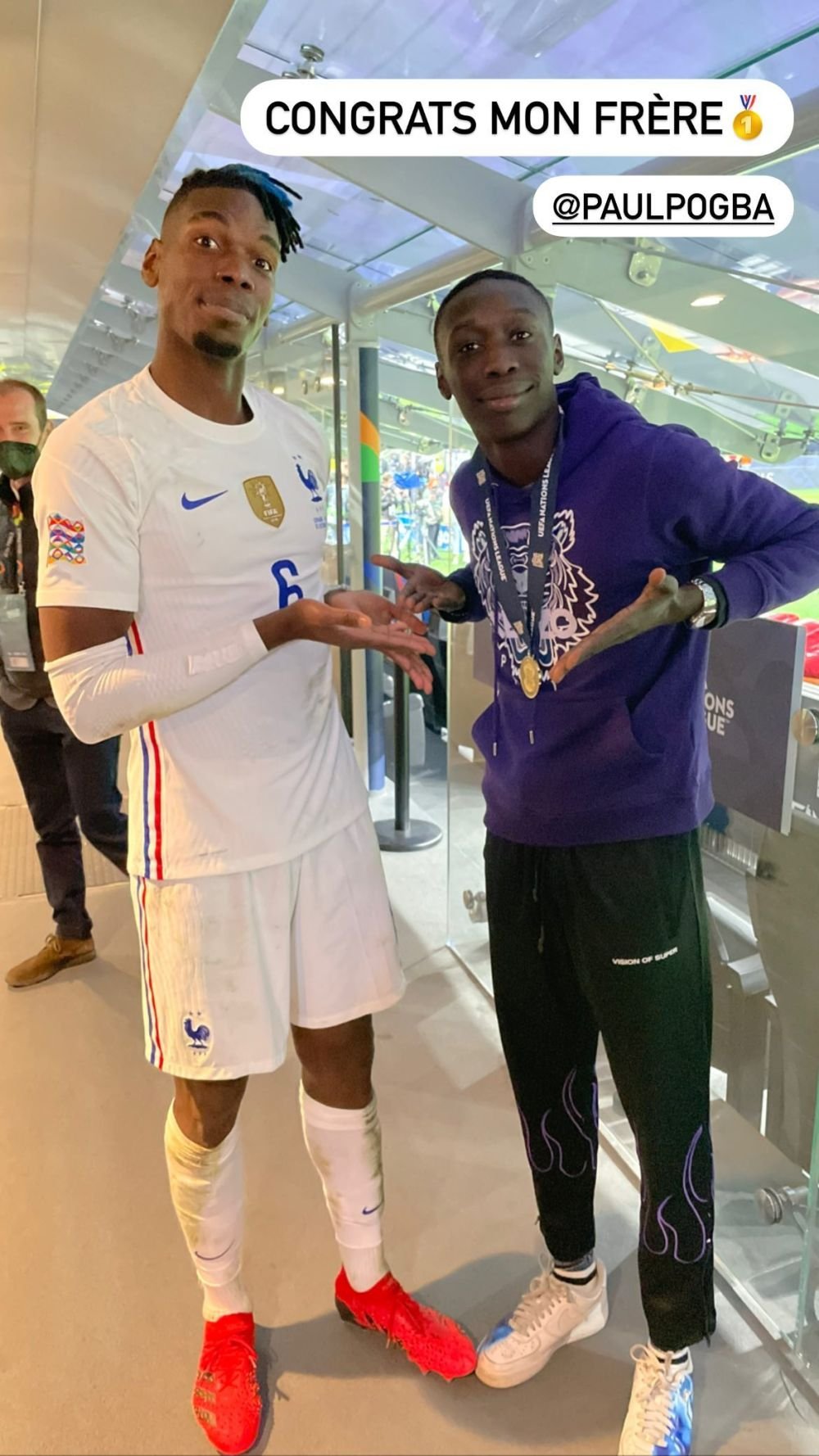 Cel mai cunoscut om al internetului i-a cucerit pe Mbappe și Pogba! Italianul Khaby Lame a primit tricourile starurilor Franței_3