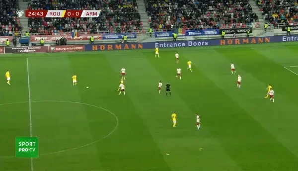 Keșeru primește în careu, dar e cu spatele la poartă, se întoarce și șutează, dar balonul e respins în corner