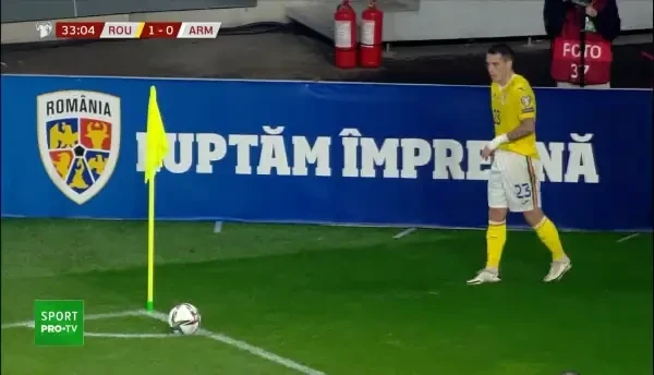 OCAZIE ROMÂNIA! Balonul este centrat, unul dintre fundașii Armeniei respinge, dar mingea ajunge la Cicâldău, care șutează puternic de la distanță. Yurchenko e atent și respinge în corner