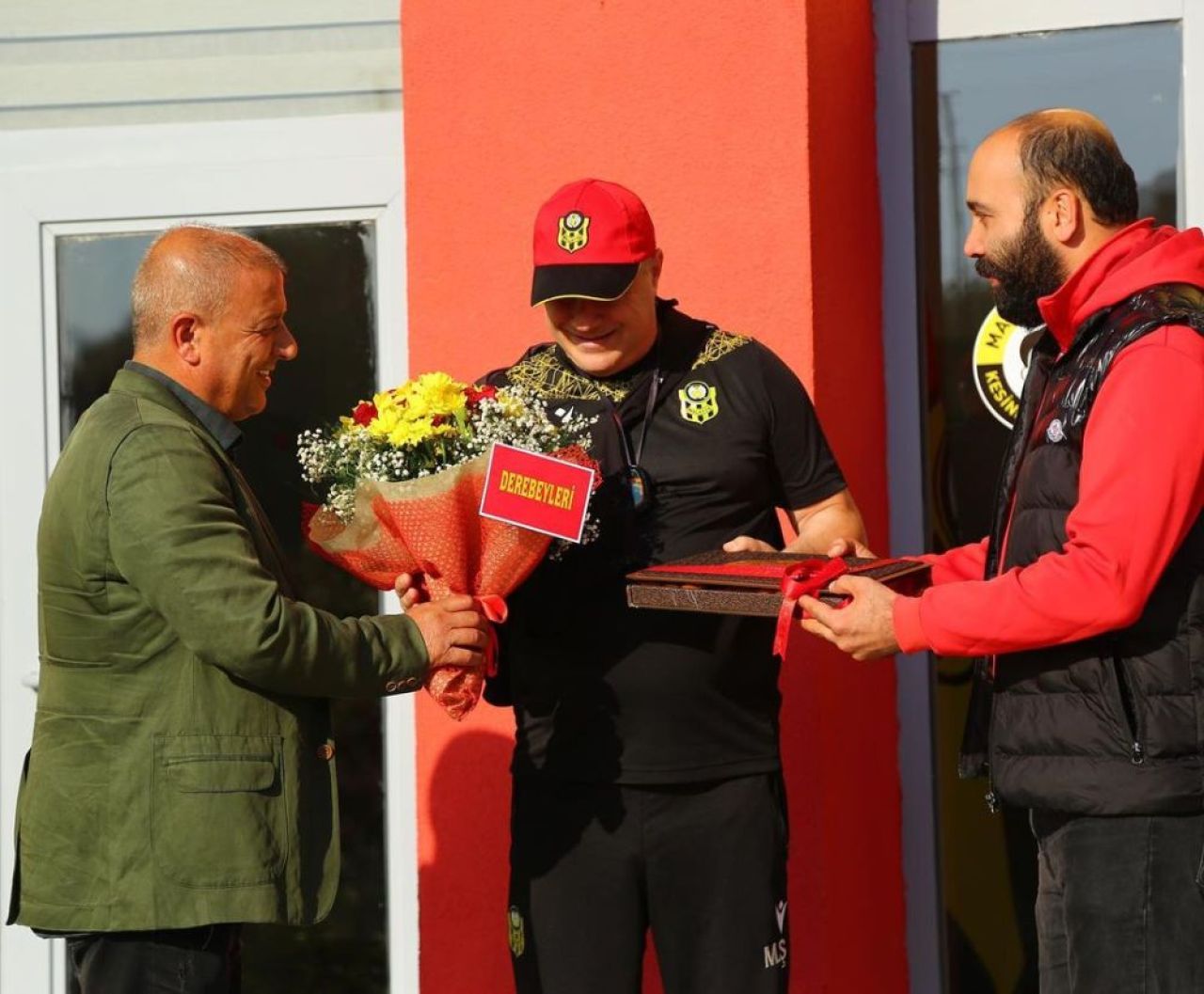 Ce surpriză pentru Șumudică! Fanii lui Malatyaspor, primire călduroasă pentru antrenorul român_2