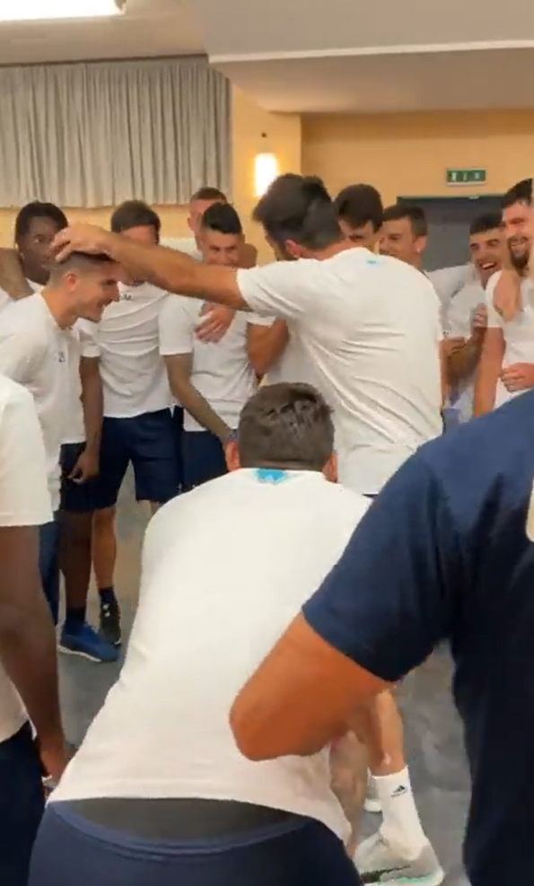 Mihăilă vs Buffon, în cel mai tare duel de 'piatră, hârtie, foarfece'! Imagini de senzație din vestiarul Parmei! Cine a câștigat_2