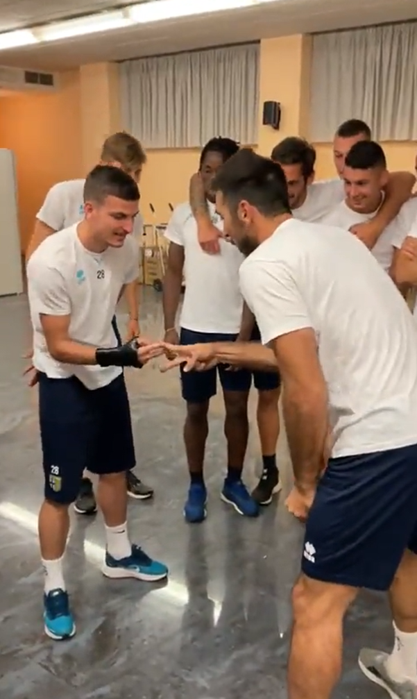 Mihăilă vs Buffon, în cel mai tare duel de 'piatră, hârtie, foarfece'! Imagini de senzație din vestiarul Parmei! Cine a câștigat_4