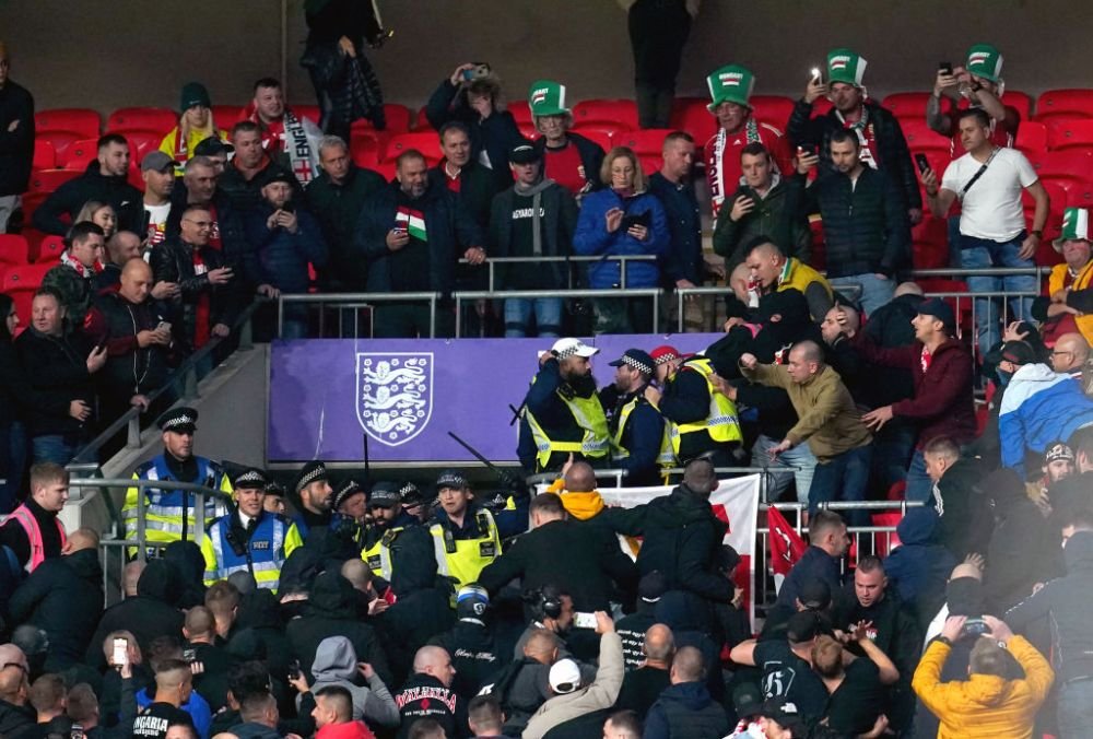Scandal pe Wembley! Suporterii maghiari s-au luat la bătaie cu polițiștii britanici