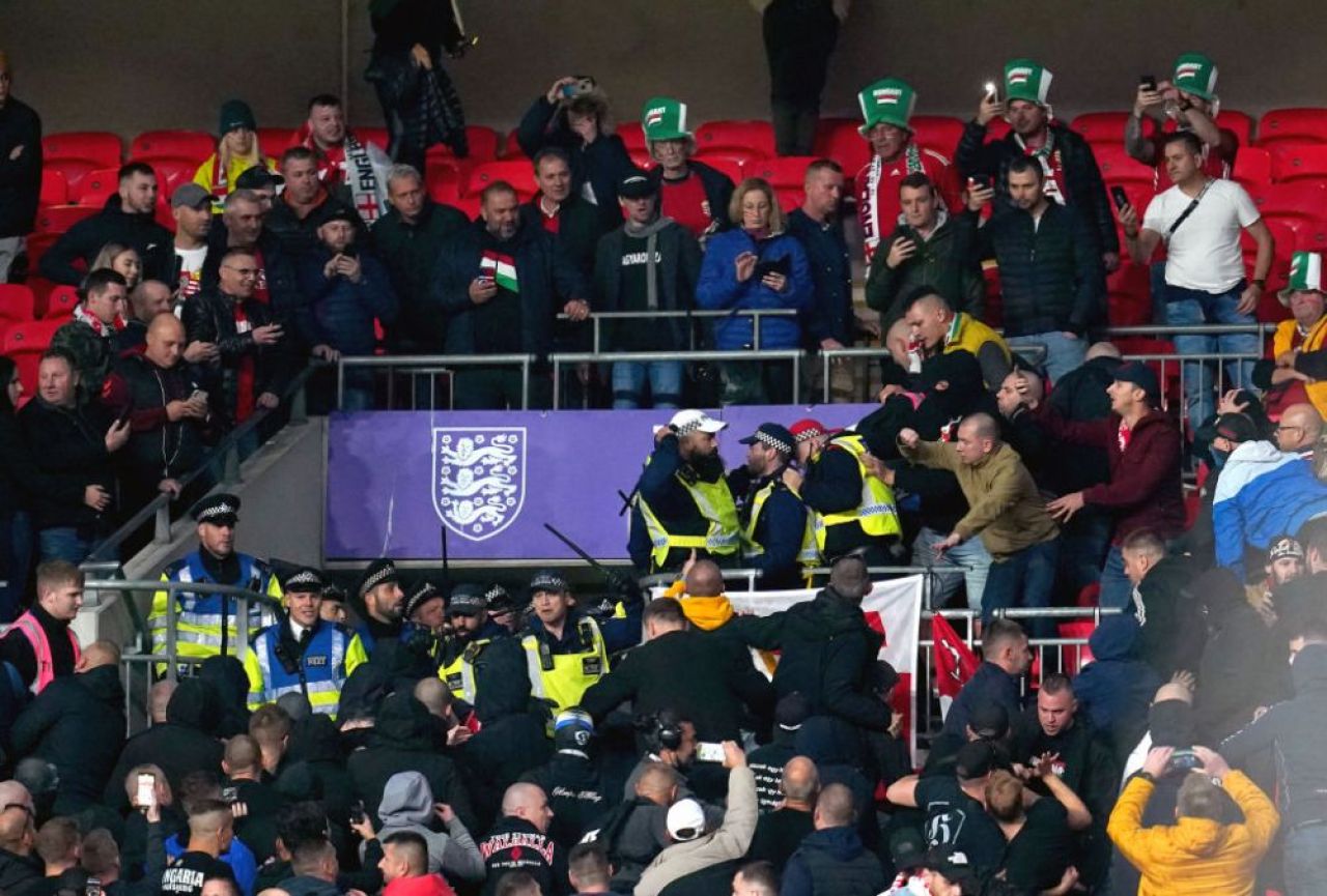 Scandal pe Wembley! Suporterii maghiari s-au luat la bătaie cu polițiștii britanici_1