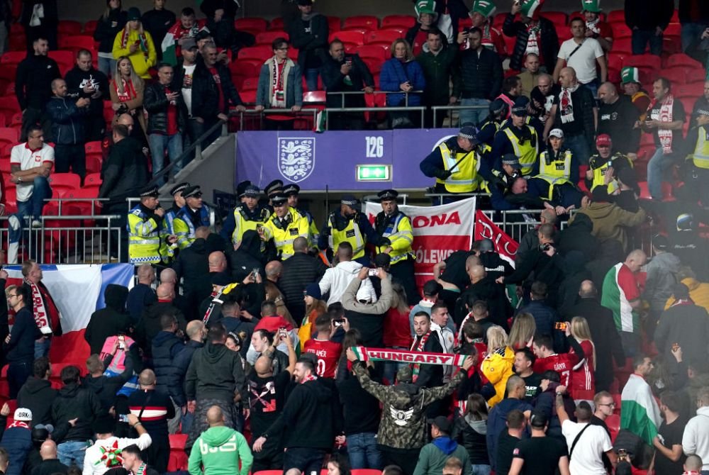 Scandal pe Wembley! Suporterii maghiari s-au luat la bătaie cu polițiștii britanici_2
