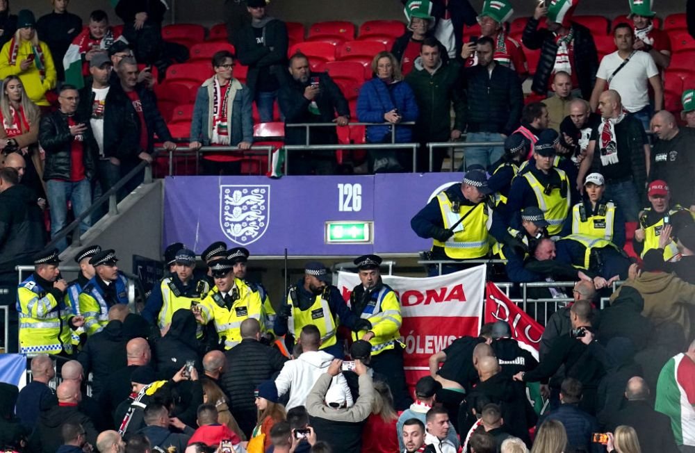Scandal pe Wembley! Suporterii maghiari s-au luat la bătaie cu polițiștii britanici_3