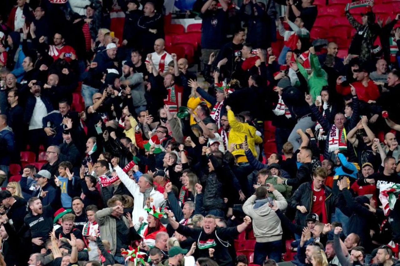 Scandal pe Wembley! Suporterii maghiari s-au luat la bătaie cu polițiștii britanici_5