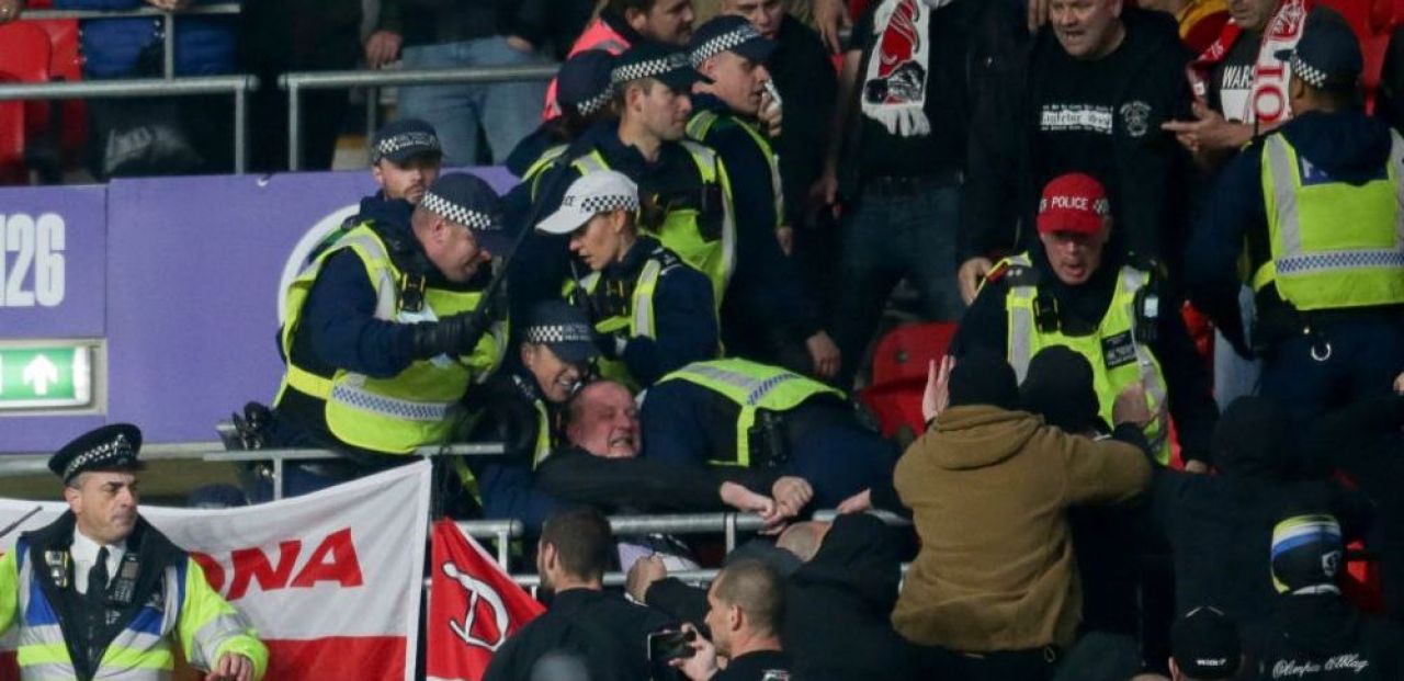 Scandal pe Wembley! Suporterii maghiari s-au luat la bătaie cu polițiștii britanici_6