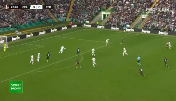 Ocazie Ferecvaros! Uzuni pătrunde în careu, dar șutul său la colțul lung este respins de Joe Hart.