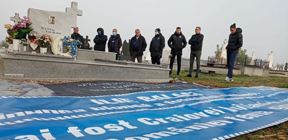 Trei ani fără Ilie Balaci! Oamenii Universității Craiova au mers la mormântul legendei Olteniei_2