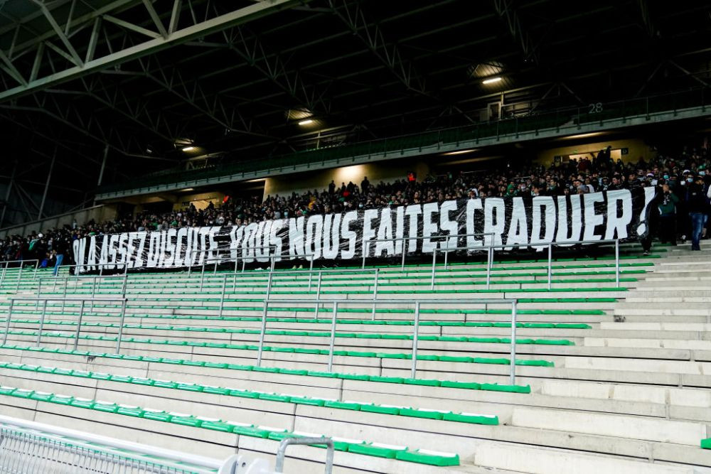 Haos &icirc;n Franța! Un meci a fost &icirc;ntrerupt după ce fanii au cerut demiterea antrenorului