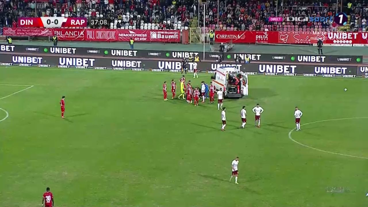 Momente de panică la Dinamo - Rapid! Răuță a căzut la pământ și a cerut rapid intervenția medicilor _12