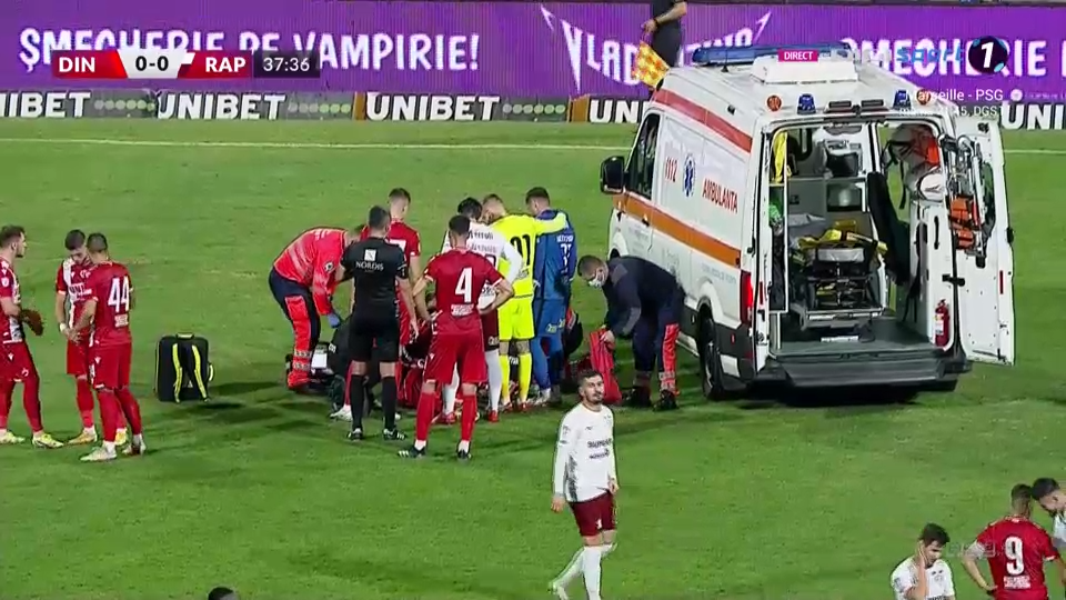 Momente de panică la Dinamo - Rapid! Răuță a căzut la pământ și a cerut rapid intervenția medicilor _13