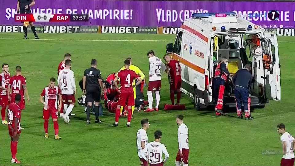 Momente de panică la Dinamo - Rapid! Răuță a căzut la pământ și a cerut rapid intervenția medicilor _14