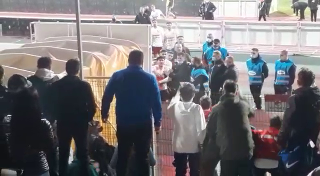 Scandal &icirc;n Ștefan cel Mare la finalul meciului! Săpunaru a sărit la bătaie după ce l-au &icirc;nfuriat fanii dinamoviști&nbsp;