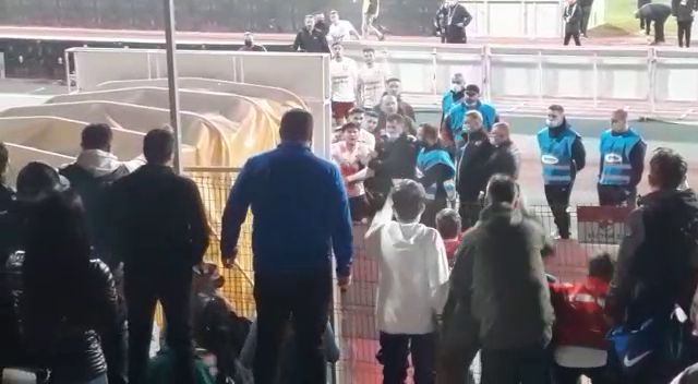 Scandal în Ștefan cel Mare la finalul meciului! Săpunaru a sărit la bătaie după ce l-au înfuriat fanii dinamoviști _1