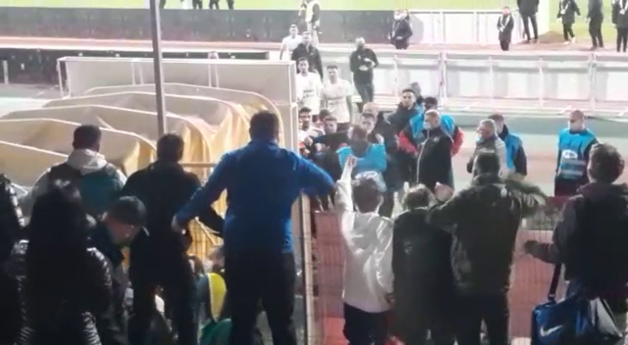 Scandal în Ștefan cel Mare la finalul meciului! Săpunaru a sărit la bătaie după ce l-au înfuriat fanii dinamoviști _7