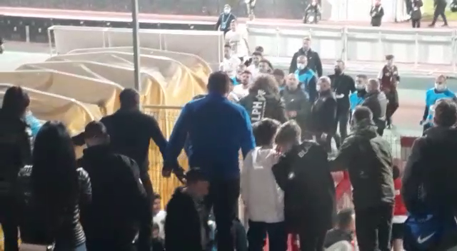 Scandal în Ștefan cel Mare la finalul meciului! Săpunaru a sărit la bătaie după ce l-au înfuriat fanii dinamoviști _9