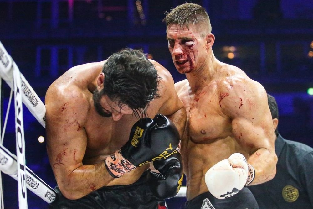 Rico Verhoeven este de neoprit! L-a învins pe Jamal cu un ochi închis după ce a încasat o lovitură dură! Imagini cu impact emoțional_2