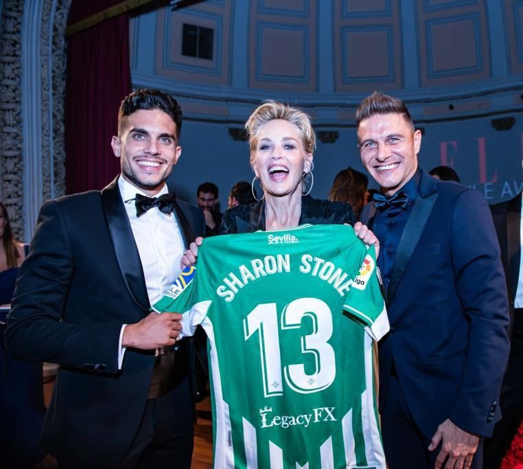 Reacția cu care Sharon Stone a devenit virală! Ce a spus când a primit tricoul lui Betis _2