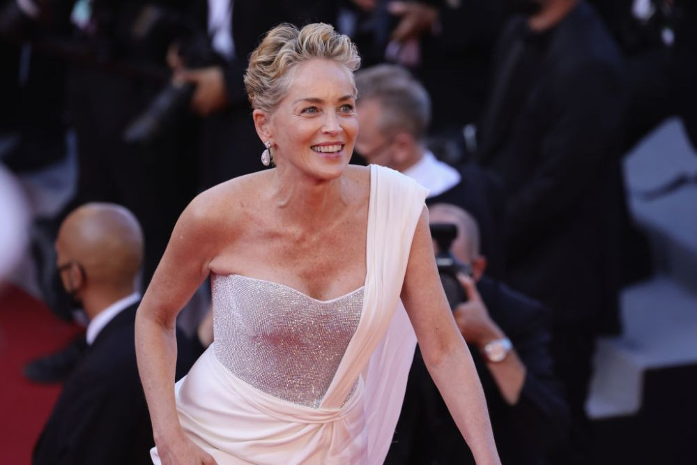 Reacția cu care Sharon Stone a devenit virală! Ce a spus când a primit tricoul lui Betis _3