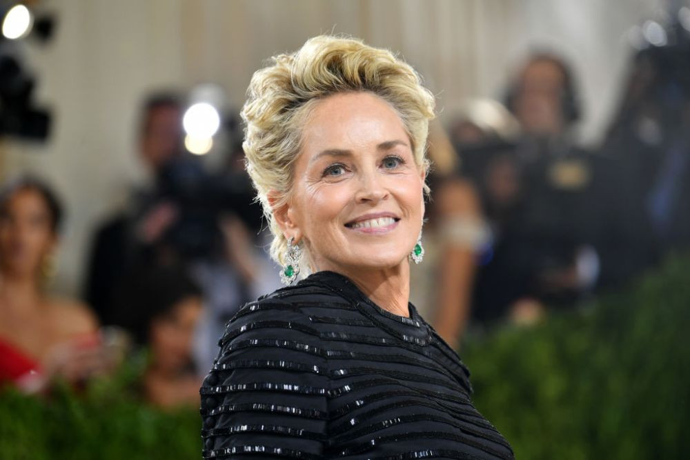 Reacția cu care Sharon Stone a devenit virală! Ce a spus când a primit tricoul lui Betis _7