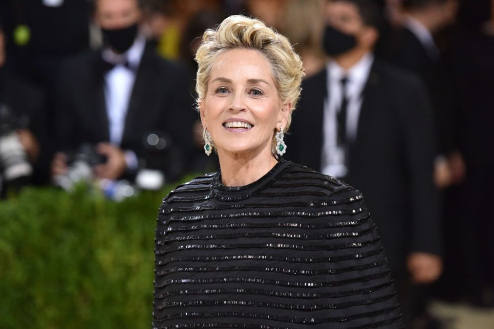 Reacția cu care Sharon Stone a devenit virală! Ce a spus când a primit tricoul lui Betis _8