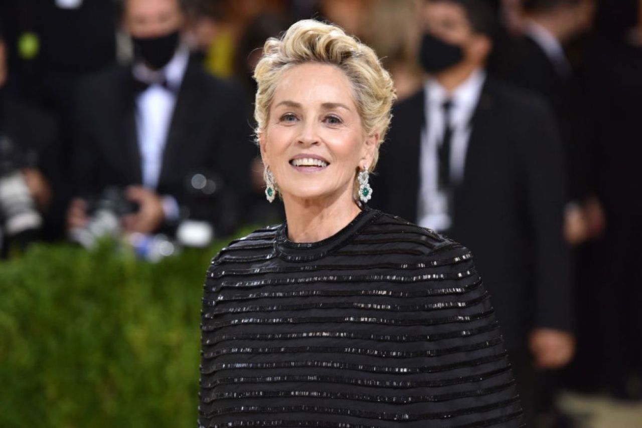 Reacția cu care Sharon Stone a devenit virală! Ce a spus când a primit tricoul lui Betis _8