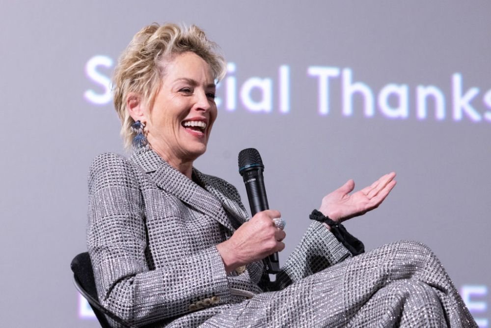 Reacția cu care Sharon Stone a devenit virală! Ce a spus când a primit tricoul lui Betis _12