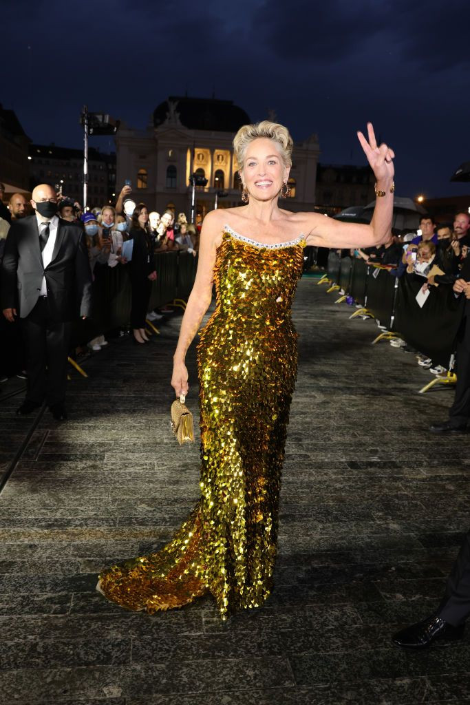 Reacția cu care Sharon Stone a devenit virală! Ce a spus când a primit tricoul lui Betis _11