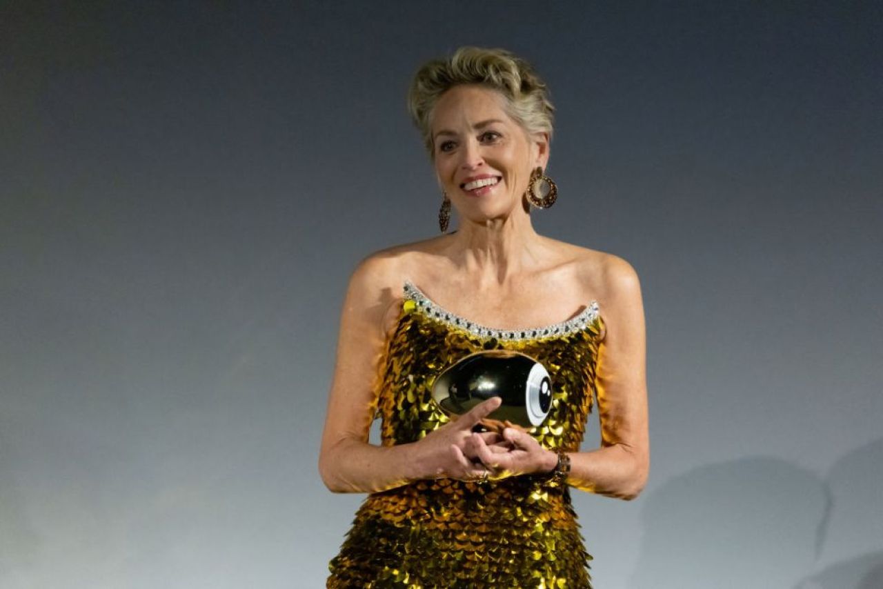Reacția cu care Sharon Stone a devenit virală! Ce a spus când a primit tricoul lui Betis _13