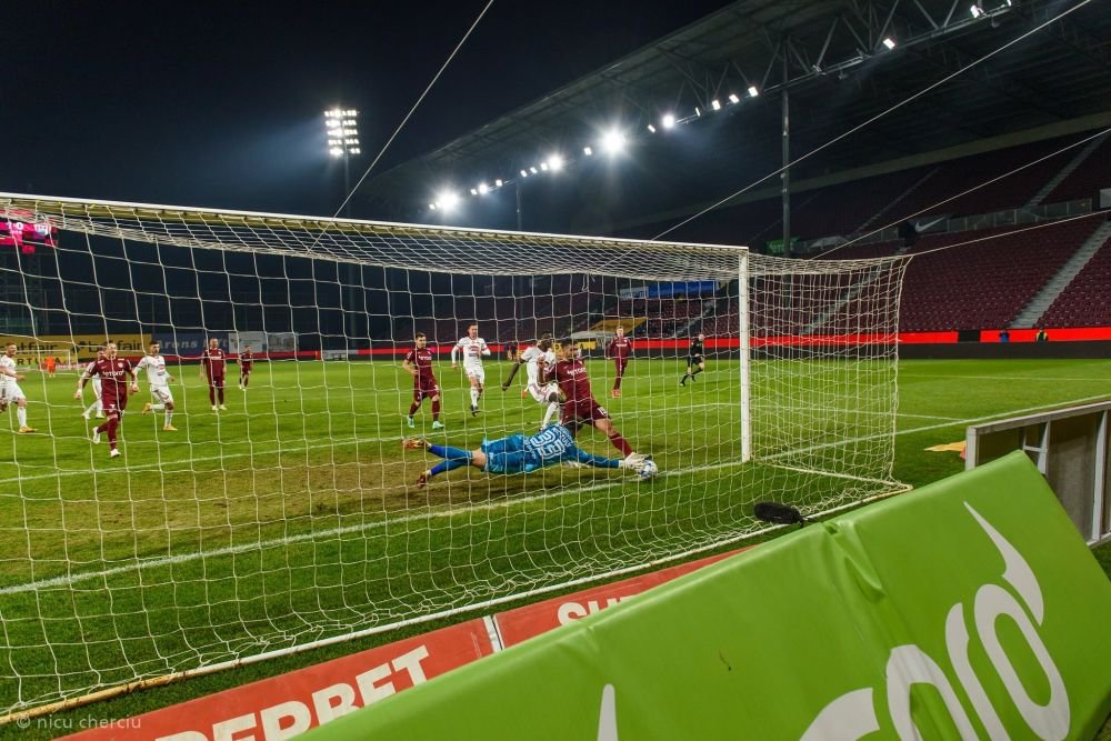 S-a declanșat haosul la Cluj?! Culio, la un pas să sară la Petrescu în vestiar! Scandal cu încă un fotbalist_5