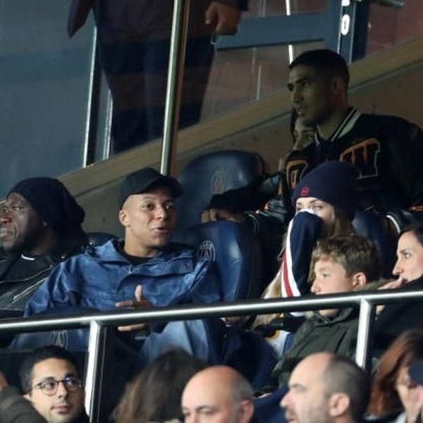 Mbappe a atras toate privirile chiar și &icirc;n tribune! Frumoasa alături de care a fost fotografiat