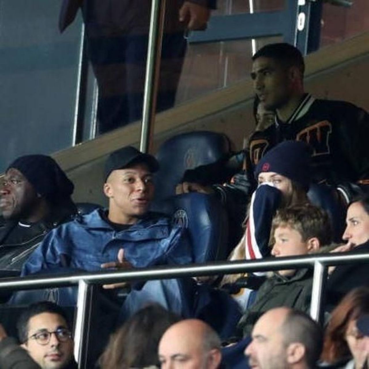 Mbappe a atras toate privirile chiar și în tribune! Frumoasa alături de care a fost fotografiat_1