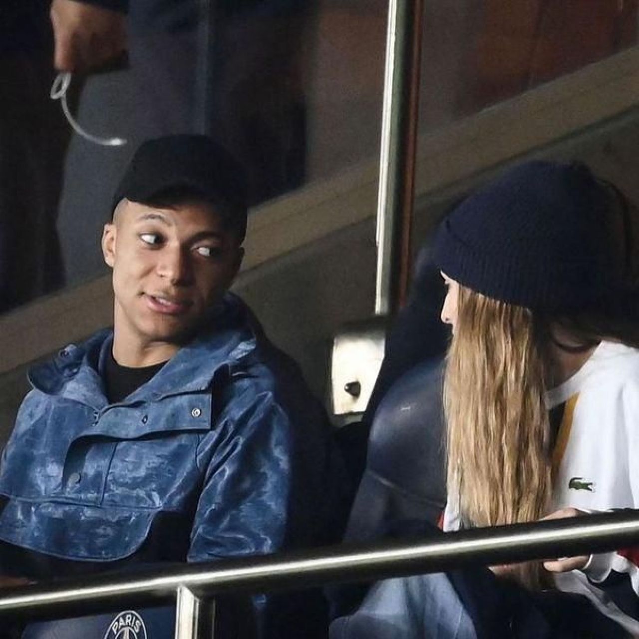 Mbappe a atras toate privirile chiar și în tribune! Frumoasa alături de care a fost fotografiat_6