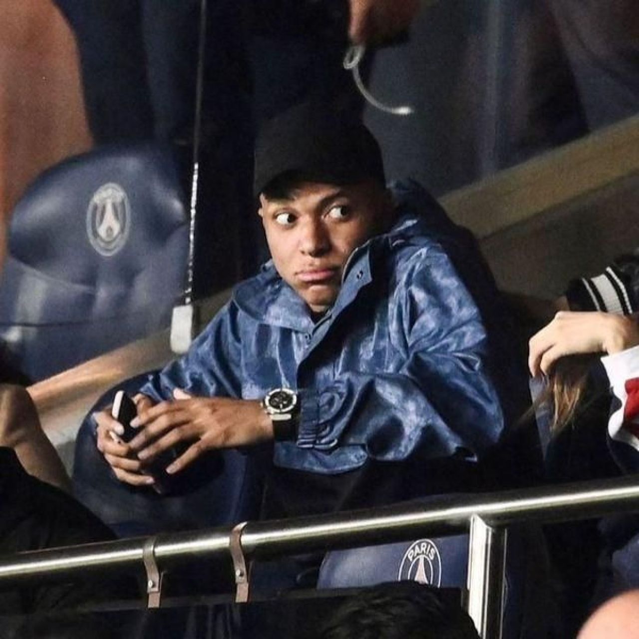 Mbappe a atras toate privirile chiar și în tribune! Frumoasa alături de care a fost fotografiat_8